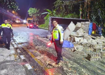 Muatan truk yang terguling di jalan lingkar selatan (JLS) Salatiga berserakan di jalan, Kamis, 4 September 2025. (Dok. Humas Polres Salatiga)