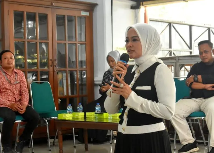Pemkot Salatiga Siapkan Wadah Online Khusus UMKM Serius 25 Wakil Wali Kota Salatiga Nina Agustin membuka Workshop dan Pelatihan Digital Marketing bagi pelaku UMKM di Pendopo Rumah Dinas Wakil Wali Kota Salatiga, Rabu sore, 17 September 2025. (Dok. Prokompim Setda Salatiga)