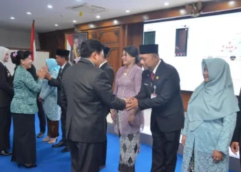 Wali Kota Salatiga Robby Hernawan menyampaikan ucapan selamat kepada tujuh pejabat yang baru dilantik di Ruang Kaloka, Setda Kota Salatiga, Senin, 29 September 2025. (Dok. Prokompim Setda Salatiga)