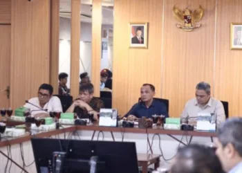 Mohammad Saleh (kiri pertama) bersama jajaran Pimpinan DPRD Jateng saat audiensi dengan aktivis muda dari kelompok organisasi Cipayung Plus, Rabu, 10 September 2025. (Dok. Lingkar Network)