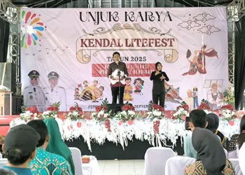 Kepala Dinarpus Kendal, Wahyu Yusuf Akhmadi saat membacakan sambutannya (Dok. Lingkar)