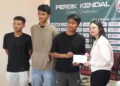 25 Pemain akan Perkuat Persik Kendal, Nattaya Beri Dukungan dan Semangat 27 Manager Persik dan Ketua Karang Taruna saat negosiasi kontrak pemain Persik Kendal di area Stadion Utama Kebondalem Kendal, Sabtu, 11 Oktober 2025. (Anik Kustiani/Lingkarjateng.id)