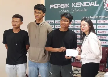 Manager Persik dan Ketua Karang Taruna saat negosiasi kontrak pemain Persik Kendal di area Stadion Utama Kebondalem Kendal, Sabtu, 11 Oktober 2025. (Anik Kustiani/Lingkarjateng.id)