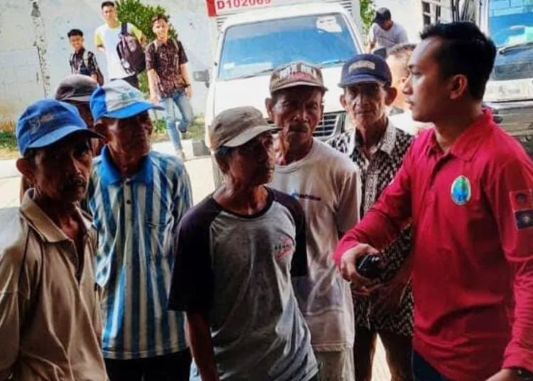 31 Titik Parkir di Pasar Banjarsari Pekalongan Ditata Ulang 25 Petugas Dinas Perhubungan (Dishub) Kota Pekalongan memberikan sosialisasi kepada juru parkir di kawasan Pasar Banjarsari terkait penataan parkir tepi jalan. (Fahri Akbar/Lingkarjateng.id)