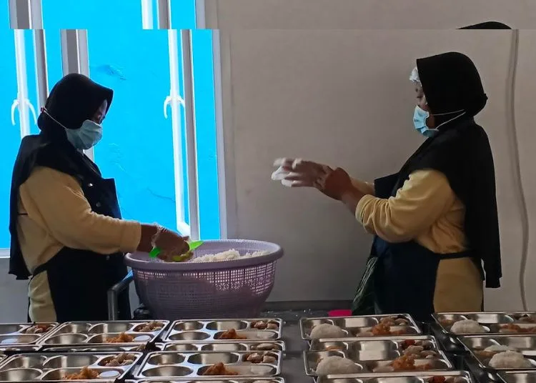 5 Dapur MBG di Blora Kantongi SLHS, 17 Berproses dan 33 Jalani Pelatihan 25 ILUSTRASI: Petugas dapur program makan bergizi gratis menyiapkan menu yang akan didistribusikan ke sekolah. (Eko Wicaksono/Lingkarjateng.id)