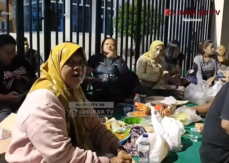 AMPB Bersikeras Tempati Posko hingga Polresta Pati Tangkap Pelaku Kekerasan 25 Aliansi Masyarakat Pati Bersatu (AMPB) yang menempati posko di depan Mapolresta Pati, Sabtu, 4 Oktober 2025. (Lingkar TV/Lingkarjateng.id)
