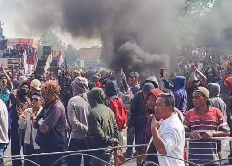 Ada Aksi Bakar Ban di Komplek Alun-Alun Pati Saat Paripurna Hak Angket Berlangsung 25 Situasi massa membakar ban di komplek Alun-Alun Pati pada hari sidang pansus hak angket DPRD Pati, Jumat, 31 Oktober 2025. (Lingkar Network)