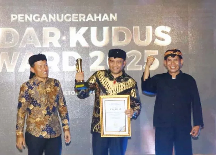 Ahmad Luthfi Dapat Penghargaan Pemimpin Percepatan Ekonomi Daerah 25 Gubernur Jawa Tengah, Ahmad Luthfi (tengah) menerima penghargaan dalam ajang Malam Penganugerahan Radar Kudus Award, yang digelar di Pendopo Bupati Kabupaten Blora, Jumat, 17 Oktober 2025 malam. (Humas Pemprov Jateng/Lingkarjateng.id)
