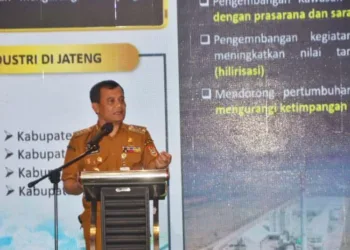 Gubernur Jawa Tengah Ahmad Luthfi dalam seminar bertema Tantangan dan Peluang Ekspor Pasca Kebijakan Trump di Semarang, Senin 20 Oktober 2025. (Humas Pemprov Jateng)