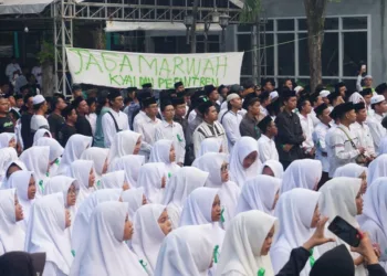 Sekitar 1.200 santri menggelar aksi protes terkait tayangan Trans7 di halaman Gedung Aswaja, Kota Pekalongan, Rabu, 15 Oktober 2025. (Fahri Akbar/Lingkarjateng.id)