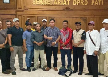 Aliansi Pati Bangkit (APB) berfoto dengan Ketua DPRD Pati, Ali Badrudin, saat mendatangi Kantor DPRD Pati, Rabu, 22 Oktober 2025. (Facebook Eko Kuswanto/Lingkarjateng.id)