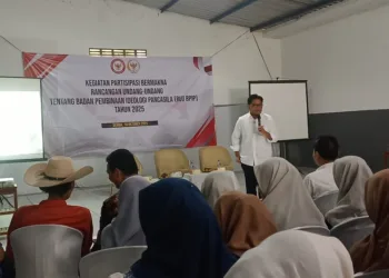 Anggota DPR RI, Andhika Satya Wasistho Pangarso, menyampaikan pemaparan pada kegiatan Partisipasi Bermakna Rancangan Undang-Undang tentang BPIP di Desa Kalisari, Kecamatan Sayung, Kabupaten Demak, Jumat, 10 Oktober 2025. (M. Burhanuddin Aslam/Lingkarjateng.id)