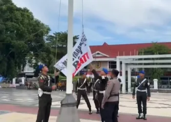 Aparat Turunkan Bendera AMPB yang Gantikan Merah Putih di Alun-alun Pati 31 Aparat gabungan saat menurunkan bendera AMPB di Alun-alun Simpang Lima Pati, Jumat, 31 Oktober 2025. (Lingkarjateng.id)