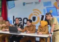 Asyik! Warga Salatiga Bisa Akses Wifi Publik Gratis di Puluhan Lokasi Ini 26 Wali Kota Salatiga Robby Hernawan (ketiga kanan) saat mengakses layanan KEPOIN di Taman Cerdas Kota Salatiga pada Selasa, 28 Oktober 2025. (Prokompim Setda Salatiga/Lingkarjateng.id)
