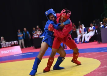 Atlet Sambo asal Kudus, Budi Setiawan (merah), saat bertanding dalam final nomor combat sambo -58 kg di Djarum Arena, Kaliputu, Kudus, Sabtu, 18 Oktober 2025. (Nisa Hafizhotus S./Lingkarjateng.id)