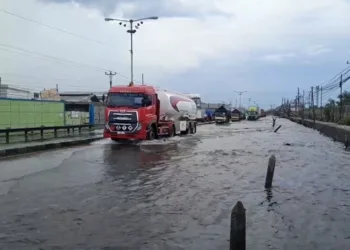 Sejumlah kendaraan menerobos banjir yang menggenangi Jalan Pantura Semarang-Demak, Jumat, 24 Oktober 2025. (M. Burhanuddin Aslam/Lingkarjateng.id)