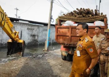 Gubernur Jawa Tengah, Ahmad Luthfi, mengecek titik lokasi sodetan sungai Sayung, Kabupaten Demak, Senin, 27 Oktober 2025. (Humas Pemprov Jateng/Lingkarjateng.id)
