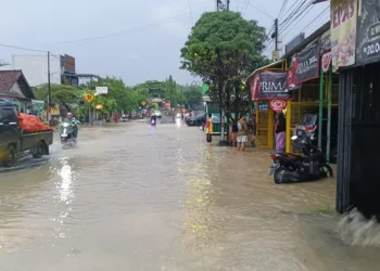 Banjir menggenangi Jalan Nasional Bloa-Cepu imbas hujan deras pada Minggu Sore, 26 Oktober 2025. (Eko Wicaksono/Lingkarjateng.id)