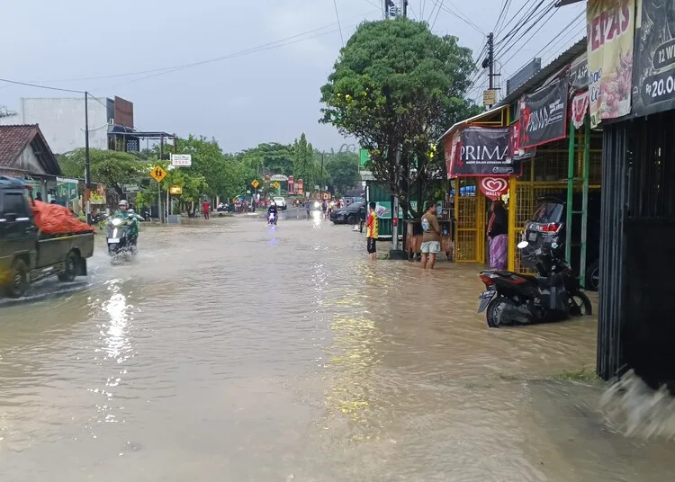 Jalan Nasional Blora-Cepu Banjir, Pedagang Panik saat Air Masuk ke Ruko 25 Banjir menggenangi Jalan Nasional Bloa-Cepu imbas hujan deras pada Minggu Sore, 26 Oktober 2025. (Eko Wicaksono/Lingkarjateng.id)