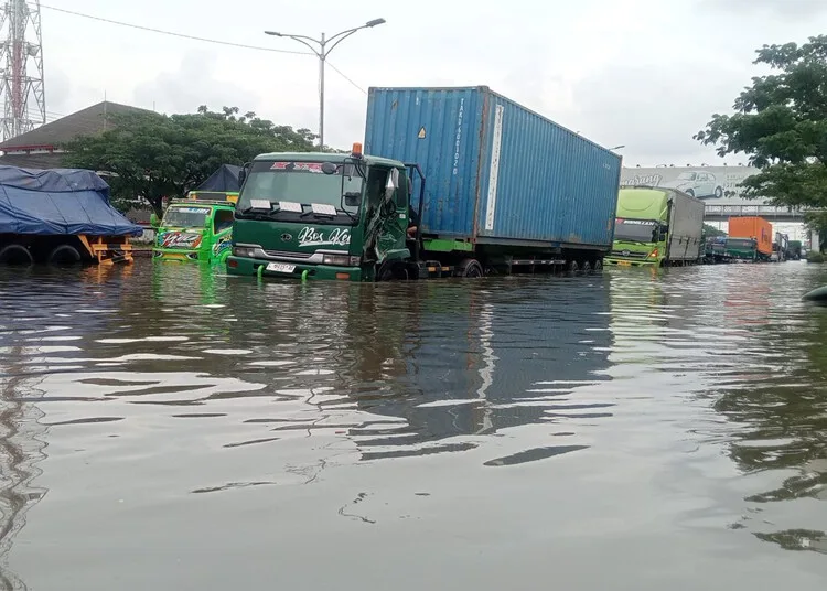 Banjir di Jalan Pantura Kaligawe Semarang Naik, Ketinggian Air Hampir 1 Meter 25 Kendaraan truk menerjang banjir di Jalan Pantura Kaligawe, Kota Semarang, Selasa, 28 Oktober 2025. (Syahril Muadz/Lingkarjateng.id)