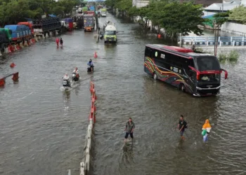 Kondisi banjir di Jalan Pantura Kaligawe, Kota Semarang, Kamis, 23 Oktober 2025. (Humas Pemprov Jateng/Lingkarjateng.id)