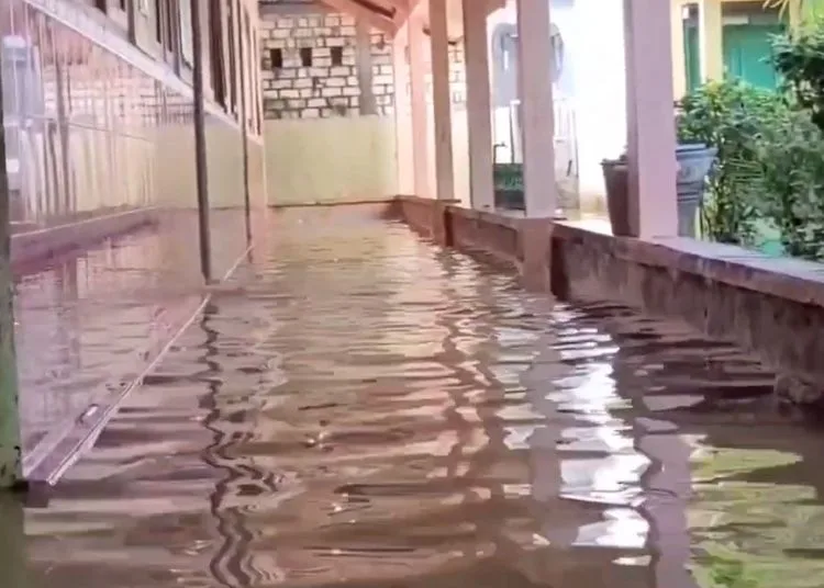 Banjir di Ketitangwetan Pati, Sekolah Terendam hingga Siswa Diliburkan 25 Banjir merendam SD di Ketitangwetan, Kecamatan Batangan, Kabupaten Pati, Senin, 27 Oktober 2025. (Lingkar Network/Lingkarjateng.id)
