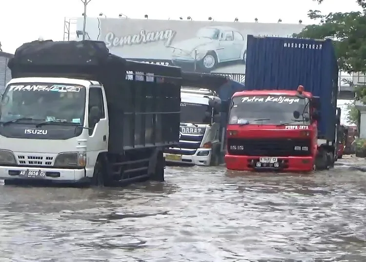 Sejumlah Wilayah di Semarang Terendam Banjir, DPU Singgung Proyek Tol Semarang-Demak 25 Kendaraan menerjang banjir di salah satu jalan di Kota Semarang, Kamis, 23 Oktober 2025. (Syahril Muadz/Lingkarjateng.id)