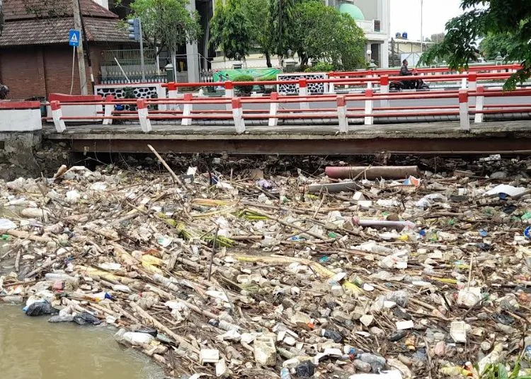 Banyak Sampah di Sungai Kendal, DLH Ajak Warga Tingkatkan Kesadaran Lingkungan 25 POTRET: Tampak sampah menutupi permukaan Sungai Kendal, Selasa, 28 Oktober 2025. (Anik Kustiani/Lingkarjateng.id)