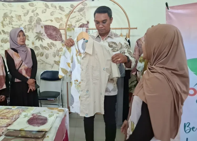 Batik Ecoprint Karangjati Semarang Didorong Tembus Pasar Nasional 25 Anggota Komisi E DPRD Jawa Tengah, Bagus Suryokusumo, saat menghadiri pameran batik ecoprint di Kelurahan Karangjati, Kecamatan Bergas, Kabupaten Semarang, Senin, 20 Oktober 2025. (Hesty Imaniar/Lingkarjateng.id)