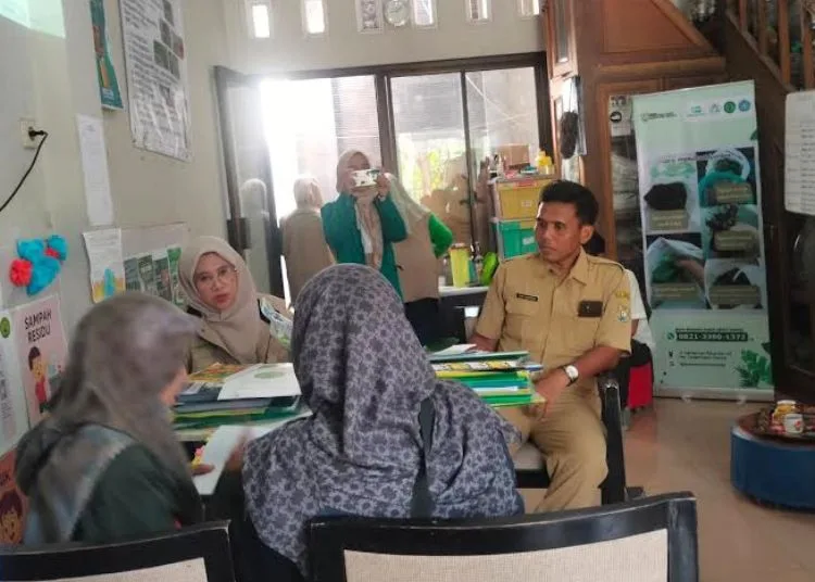 Berbagai Upaya Pemkab Kendal Raih Adipura 2025 25 Tim penilai dari Kementerian Lingkungan Hidup (KLH) melakukan penilaian di BSI (bank sampah induk) dan perumahan Kabupaten Kendal. (Anik Kustiani/Lingkarjateng.id)