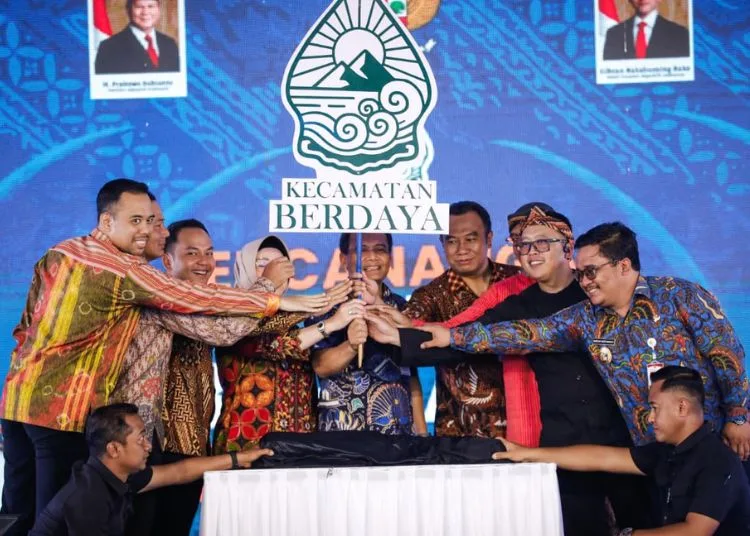 Berdayakan Warga, Gubernur Jateng Canangkan Program Kecamatan Berdaya 25 Gubernur Jawa Tengah, Ahmad Luthfi mencanangkan Program Kecamatan Berdaya secara serentak di Desa Sidodadi, Kecamatan Masaran, Kabupaten Sragen, Kamis, 30 Oktober 2025. (Humas Pemprov Jateng/Lingkarjateng.id)