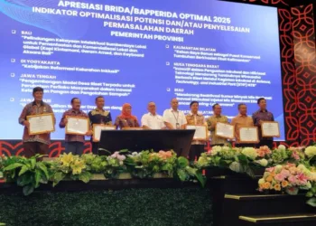 Penyerahan penghargaan ajang Apresiasi BRIDA/BAPPERIDA Optimal 2025 yang diselenggarakan di Jakarta, pada Senin, 27 Oktober 2025. (Humas Pemprov Jateng/Lingkarjateng.id)