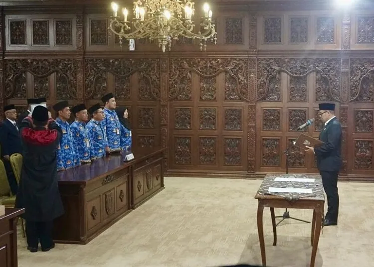 Bupati Batang Lantik 6 Pejabat Administrator, Ini Daftarnya 25 Bupati Bata, M. Faiz Kurniawan, saat melantik sejumlah pejabat administrator di Aula Kantor Bupati Batang pada Rabu, 1 Oktober 2025. (Pemkab Batang/Lingkarjateng.id)