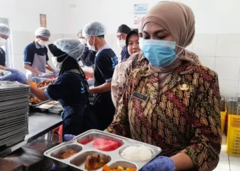 Bupati Kendal Monitor Sejumlah Dapur MBG, Pastikan Taat Prosedur 26 Bupati Kendal, Dyah Kartika Permanasari, memeriksa dapur penyedia makan bergizi gratis pada Kamis, 9 Oktober 2025. (Anik Kustiani/Lingkarjateng.id)