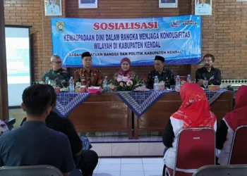 Bupati Kendal, Dyah Kartika Permanasari (tengah), saat menghadiri sosialisasi kewaspadaan dini dalam rangka menjaga kondusivitas wilayah di Kabupaten Kendal di Balai Desa Tambahsari, Selasa, 7 Oktober 2025. (Anik Kustiani/Lingkarjateng.id)