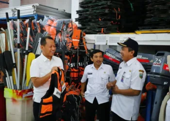 Bupati Kudus, Sam’ani Intakoris, meninjau langsung kesiapan Badan Penanggulangan Bencana Daerah (BPBD) Kabupaten Kudus pada Rabu, 29 Oktober 2025. (Mohammad Fahtur Rohman/Lingkarjateng.id)