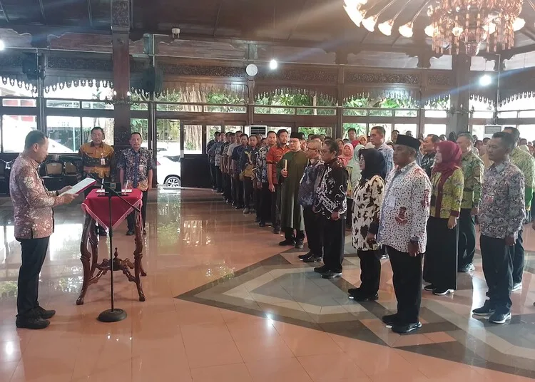 7 Jabatan Masih Kosong, Pemkab Kudus Segera Buka Seleksi Terbuka JPTP 25 Bupati Kudus, Sam’ani Intakoris, saat melantik 12 pejabat eslon II di Pendopo Kabupaten Kudus pada Selasa sore, 30 September 2025. (Mohammad Fahtur Rohman/Lingkarjateng.id)