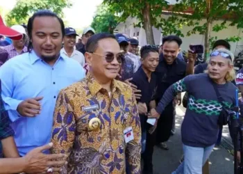 Massa pendukung Bupati Sudewo saat melakukan pengawalan dalam sidang Pansus Hak Angket di Gedung DPRD Pati belum lama ini. (Lingkar News Network/Lingkarjateng.id)