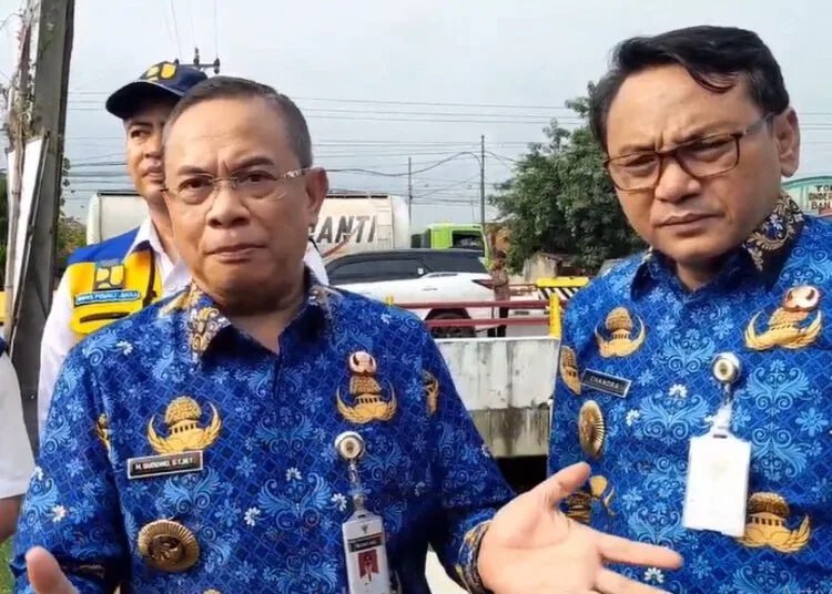 Bupati Pati Ungkap Proyek Kementerian PU Atasi Banjir Batangan 25 Bupati Pati, Sudewo, didampingi Wakil Bupati Risma Ardhi Chandra meninjau Kali Gedong di Desa Raci, Kecamatan Batangan, Kabupaten Pati, Selasa, 28 Oktober 2025. (Mutia Parasti/Lingkarjateng.id)