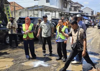 Bupati Pekalongan, Fadia Arafiq, meninjau kondisi jalan dan saluran air di Desa Pacar, Kecamatan Tirto, pada Kamis, 2 Oktober 2025. (Fahri Akbar/Lingkarjateng.id)