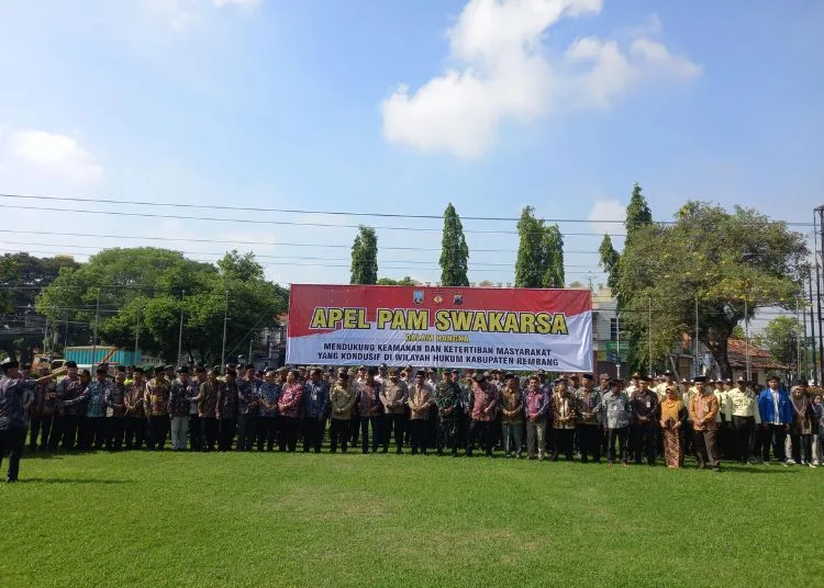 Bupati Rembang Minta PAM Swakarsa Utamakan Pendekatan Persuasif-Humanis 25 Forkompimda bersama peserta apel pasukan pengamanan swakarsa di depan Kantor Bupati Rembang pada Jumat, 3 Oktober 2025. (Muhammad Faalih/Lingkarjateng.id)