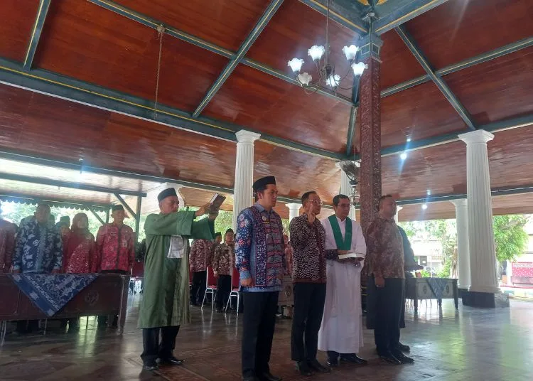 Bupati Rembang Minta Pejabat Baru Bekerja Efektif, Efisien dan Adaptif 25 PELANTIKAN: Pengambilan sumpah pejabat administrator hingga fungsional Pemerintah Kabupaten Rembang di Pendopo Museum RA Kartini pada Kamis, 23 Oktober 2025. (Muhammad Faalih/Lingkarjateng.id)