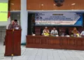 Bupati Rembang, Harno, menyampaikan sambutan dalam sosialisasi calon penerima hibah di Aula Setda Rembang, Selasa, 14 Oktober 2025. (Muhammad Faalih/Lingkarjateng.id)