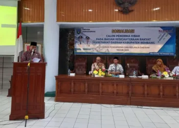 Bupati Rembang Tekankan Pentingnya Transparansi Pemanfaatan Dana Hibah 26 Bupati Rembang, Harno, menyampaikan sambutan dalam sosialisasi calon penerima hibah di Aula Setda Rembang, Selasa, 14 Oktober 2025. (Muhammad Faalih/Lingkarjateng.id)