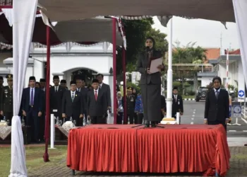 UPACARA: Bupati Kendal Dyah Kartika Permanasari dalam upacara peringatan Hari Kesaktian Pancasila di Alun-alun Kendal, Rabu, 1 Oktober 2025. (Anik Kustiani/Lingkarjateng.id)