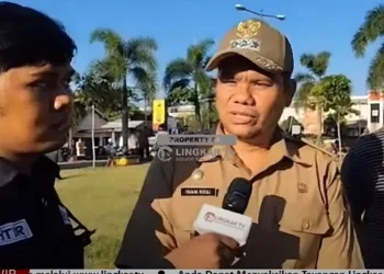 Camat Tayu Imam Rifai saat diwawancarai usai menemui massa aksi di Alun-alun Kecamatan Tayu, Kabupaten Pati, Senin, 6 Oktober 2025. (Tangkapan layar YouTube Lingkar TV/Lingkarjateng.id)