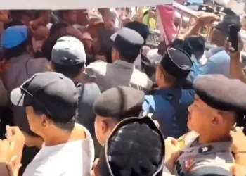 Situasi ketegangan menjelang sidang Pansus Hak Angket DPRD Pati di depan kantor dewan setempat, Kamis, 2 Oktober 2025. (Lingkarjateng.id)