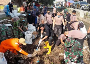Tim gabungan gotong royong membersihkan Kali Aji, Kabupaten Kendal pada Jumat, 31 Oktober 2025. (Anik Kustiani/Lingkarjateng.id)