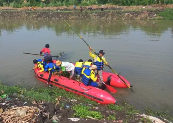 Kegiatan pembersihan eceng gondok di Kalibuntu, Kelurahan Langenharjo, Kecamatan Kendal Kota, Kabupaten Kendal, Minggu, 19 Oktober 2025. (Anik Kustiani/Lingkarjateng.id)