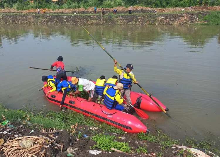 DLH Kendal Lanjutkan Pembersihan Eceng Gondok di Kalibuntu 25 Kegiatan pembersihan eceng gondok di Kalibuntu, Kelurahan Langenharjo, Kecamatan Kendal Kota, Kabupaten Kendal, Minggu, 19 Oktober 2025. (Anik Kustiani/Lingkarjateng.id)
